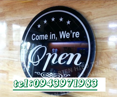 Biển open – mở cửa, biển close- đóng cửa  