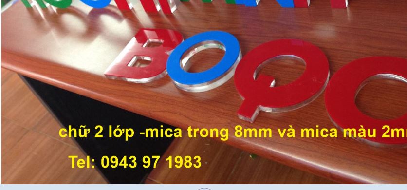 Backdroup được gắn chữ bằng mica