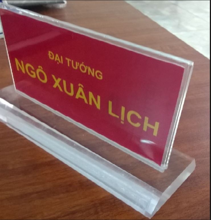 Biển chức danh làm bằng chất liệu mica