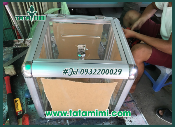 Thùng mica bo nhôm xung quanh viền