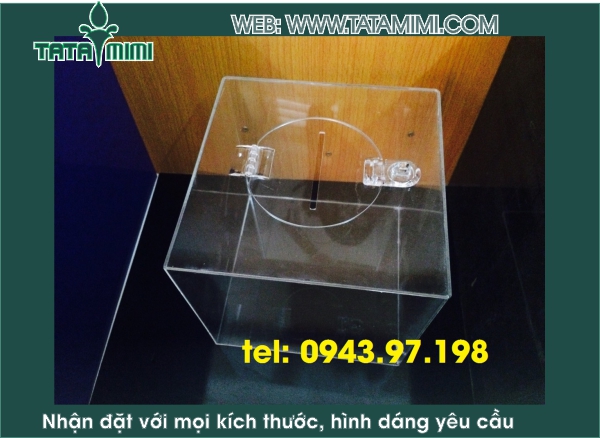 Có sẵn thùng mica trong và màu chưa in nội dung