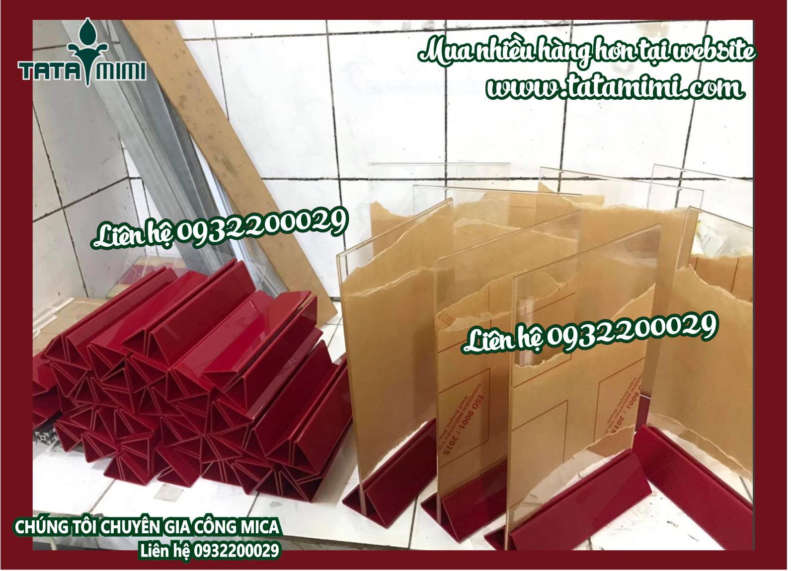 Standee để bàn với đế in logo công ty