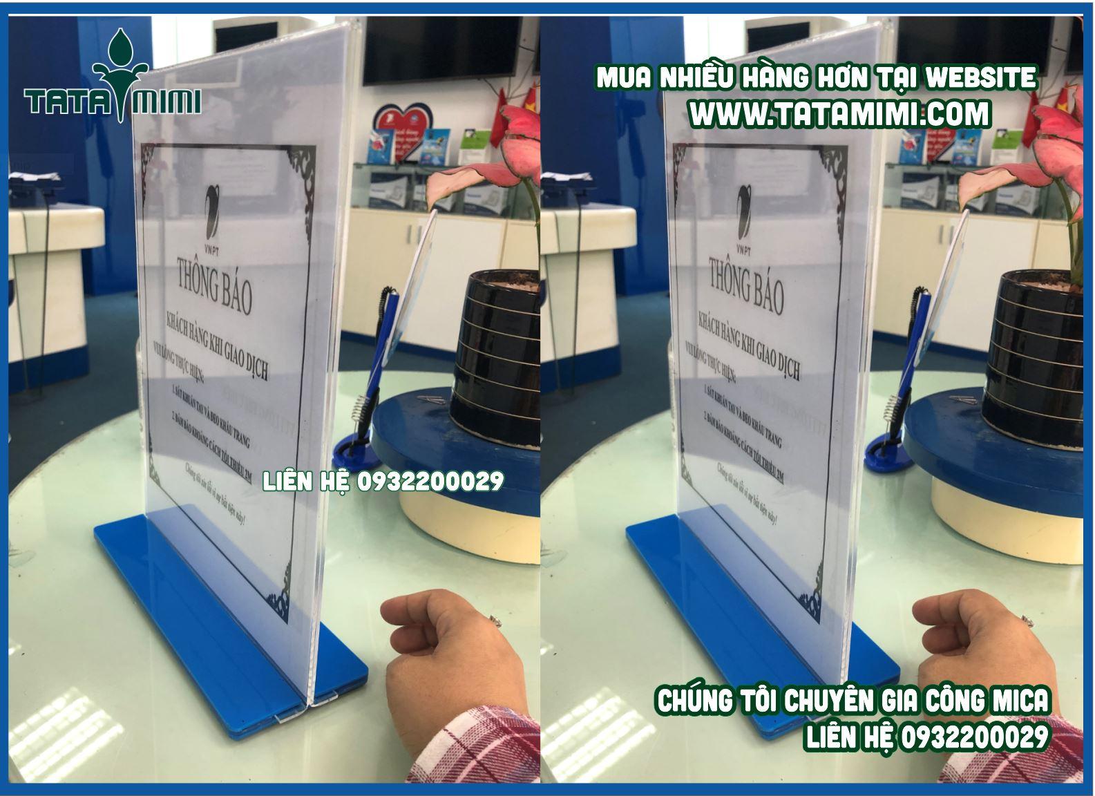 Standee để bàn với đế in logo công ty