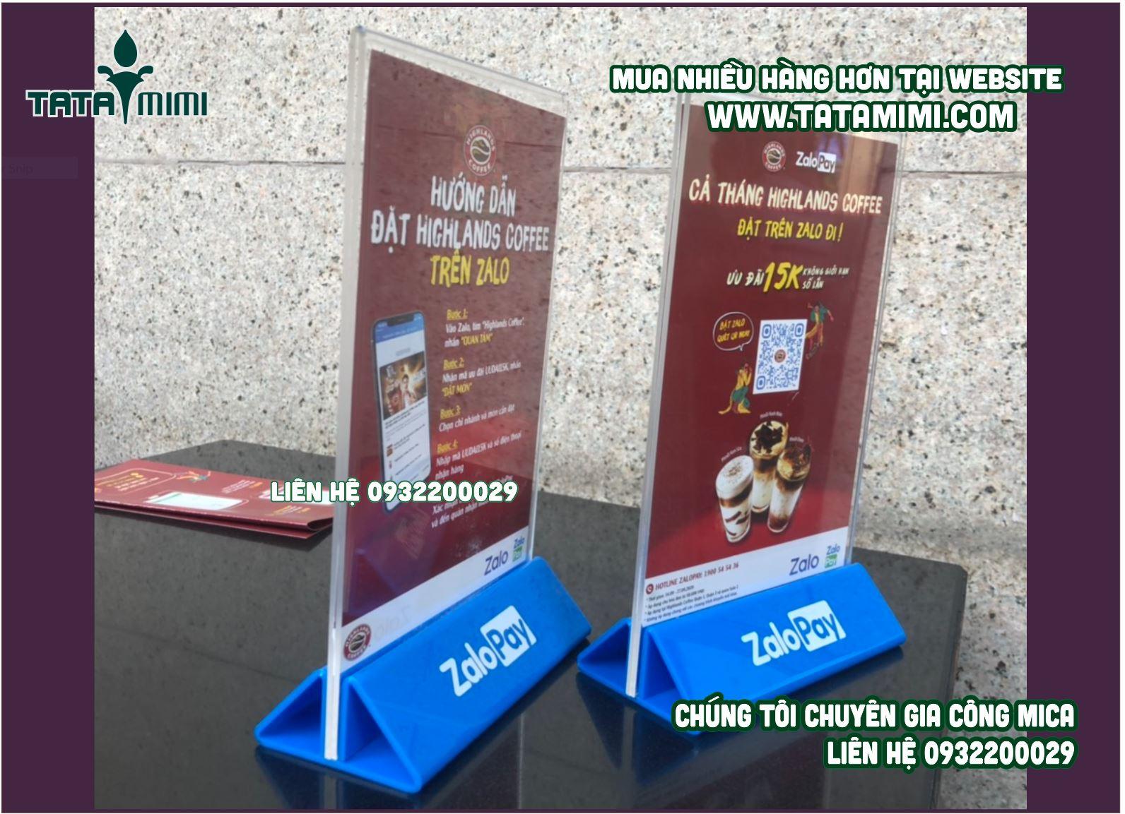 Standee để bàn với đế in logo công ty