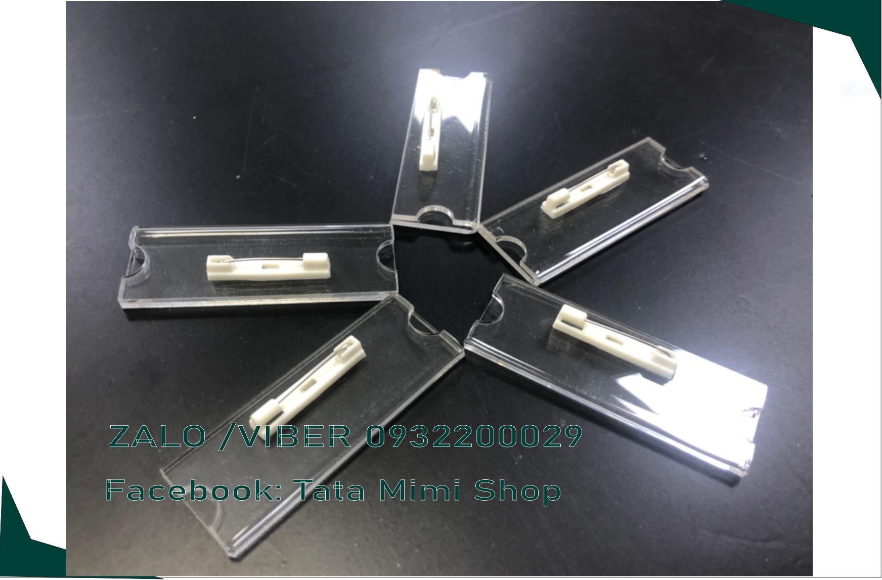 Thẻ tên nhân viên cài kim băng bằng mica trong 