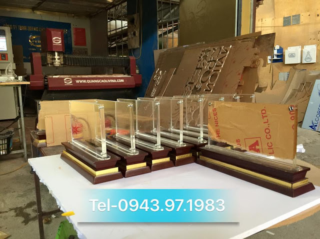 Mẫu biển chức danh để bàn