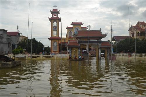 Giáo xứ Mỹ Thủy: Người mục tử đến với đàn chiên vùng lũ