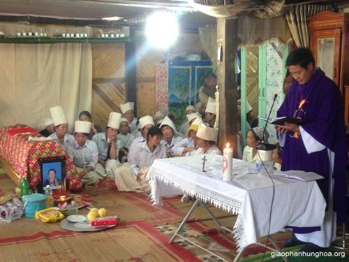 Lễ an táng cho người công giáo dân tộc Tày tại thôn Bản Tạo, xã Đồng Khê, huyện Văn Chấn, tỉnh Yên Bái