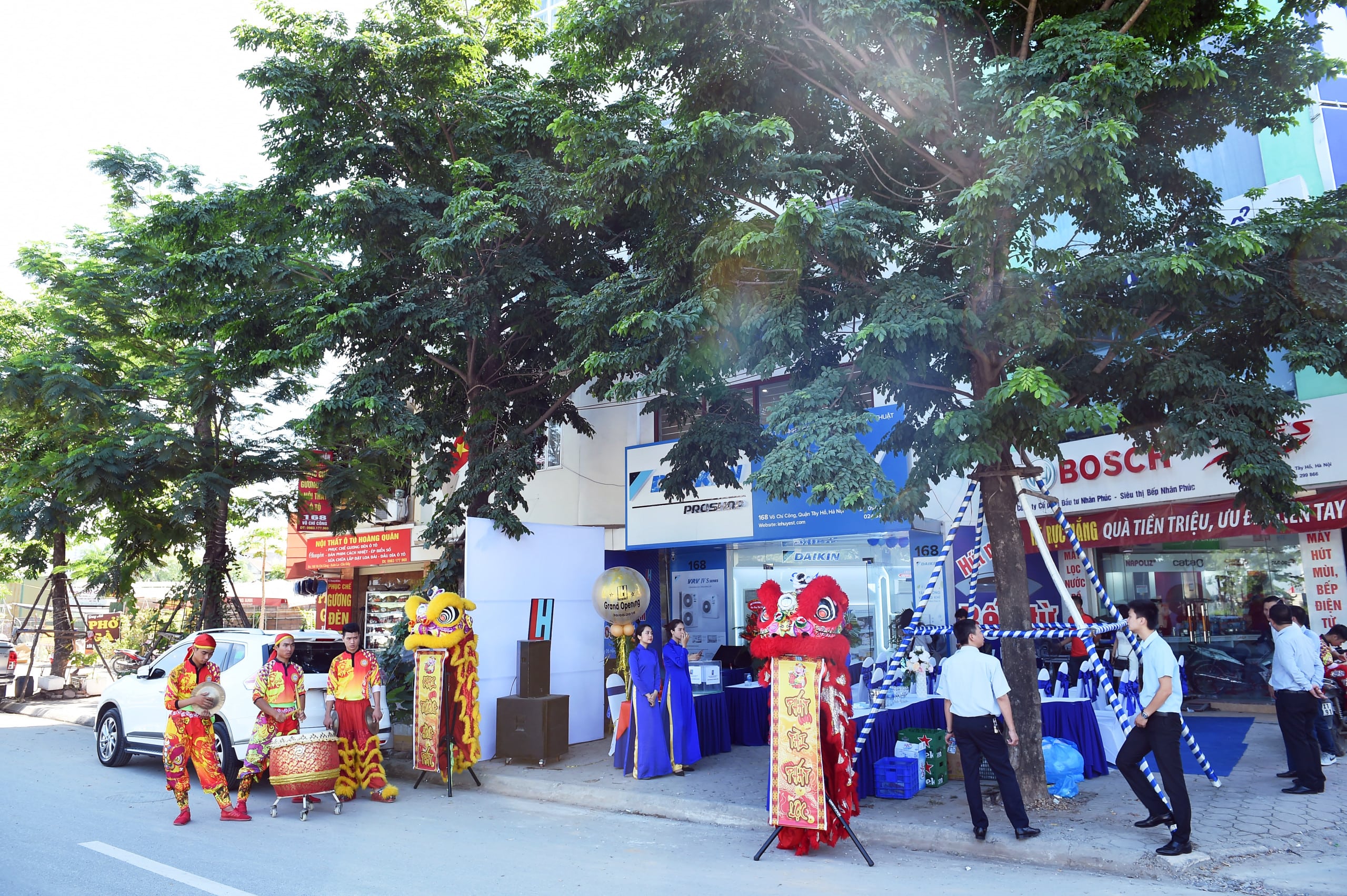 tưng bừng khai trương cửa hàng le huy est