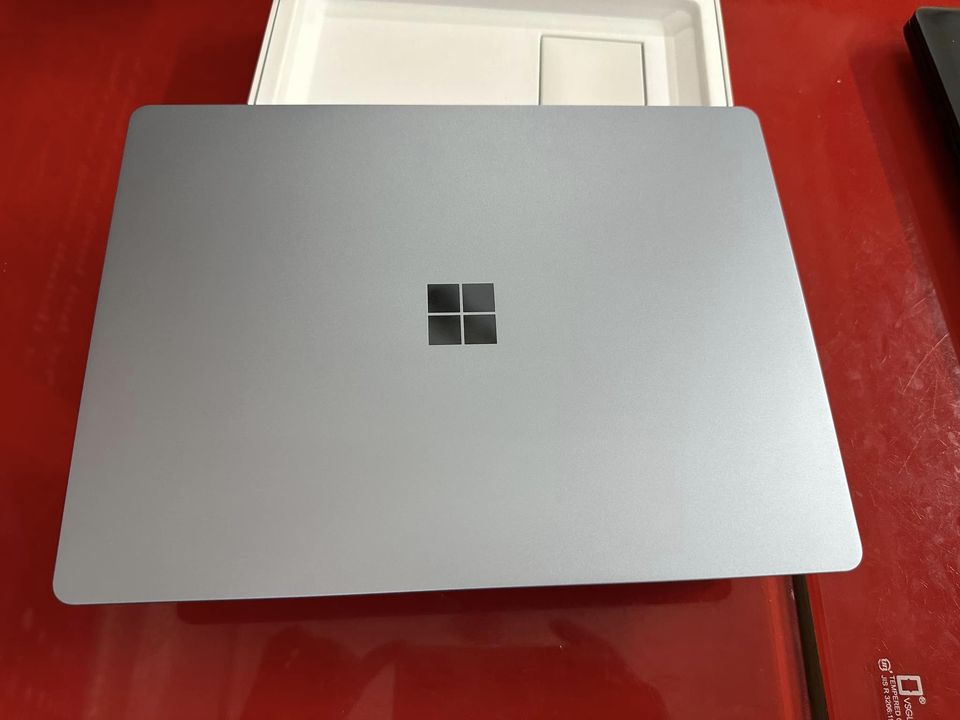 Microsoft Surface Laptop Go i5/8GB/128GB (Likenew)