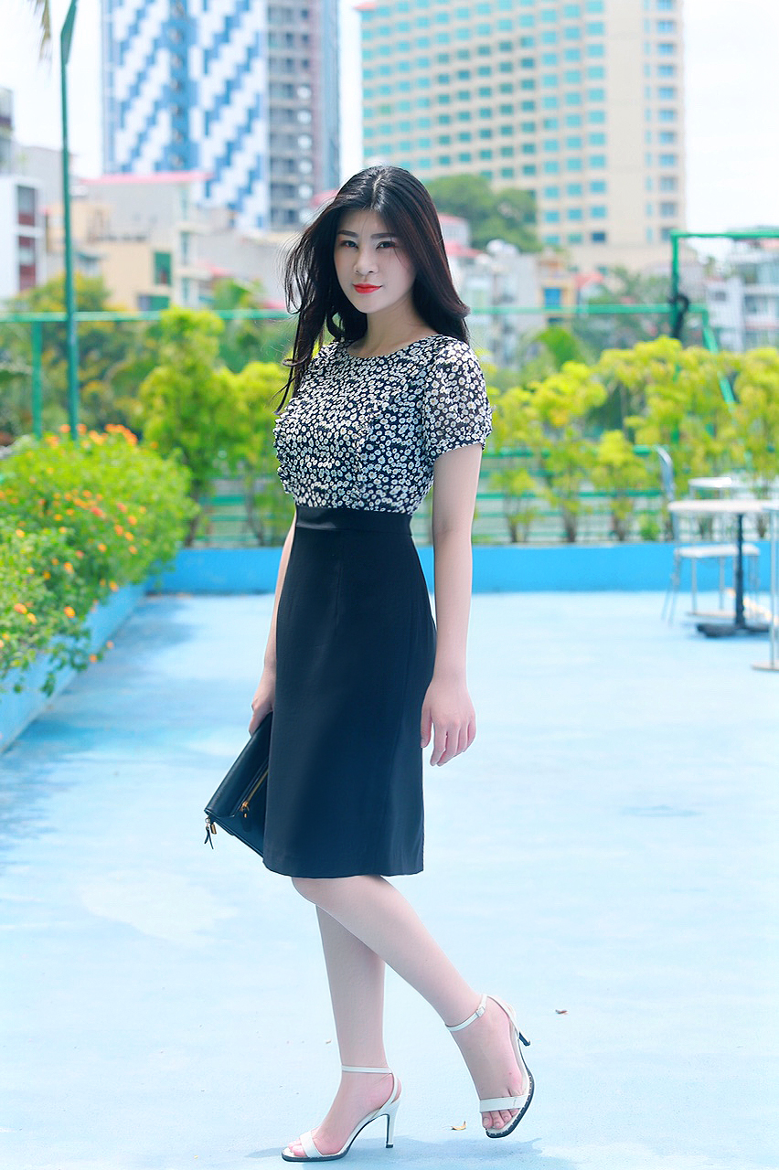 Váy đầm hoa nhí công sở đẹp cho nàng trẻ trung dễ thương - Thời trang -  Việt Giải Trí
