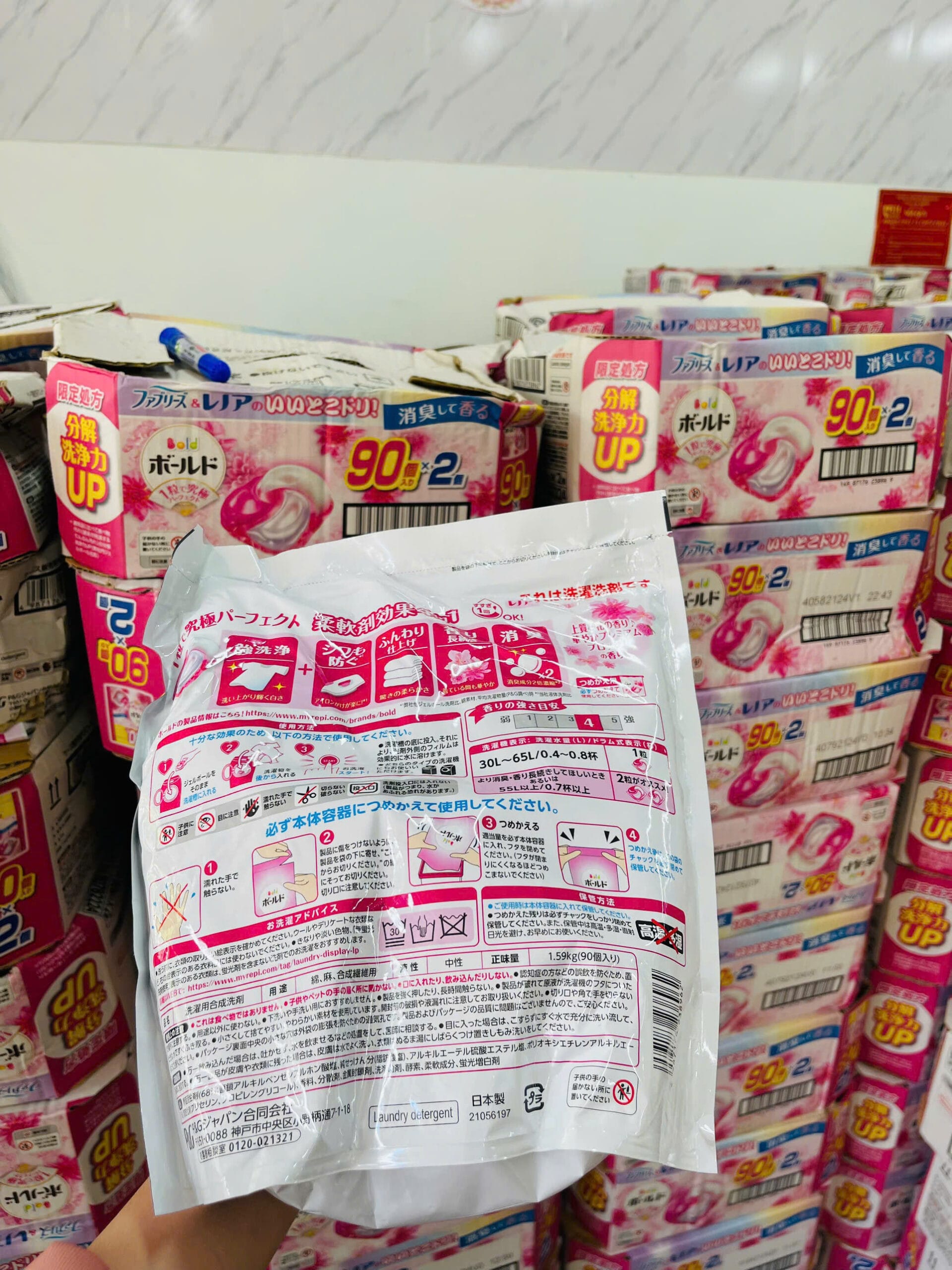 Viên giặt xả khử mùi, chống nhăn, ố vàng 4 trong 1 Gel Ball Bold P&G Hương hoa 28 viên - Hàng Nhật nội địa