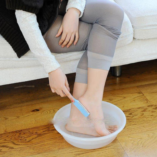 Bàn chải chà gót chân có tay cầm và nắp đậy