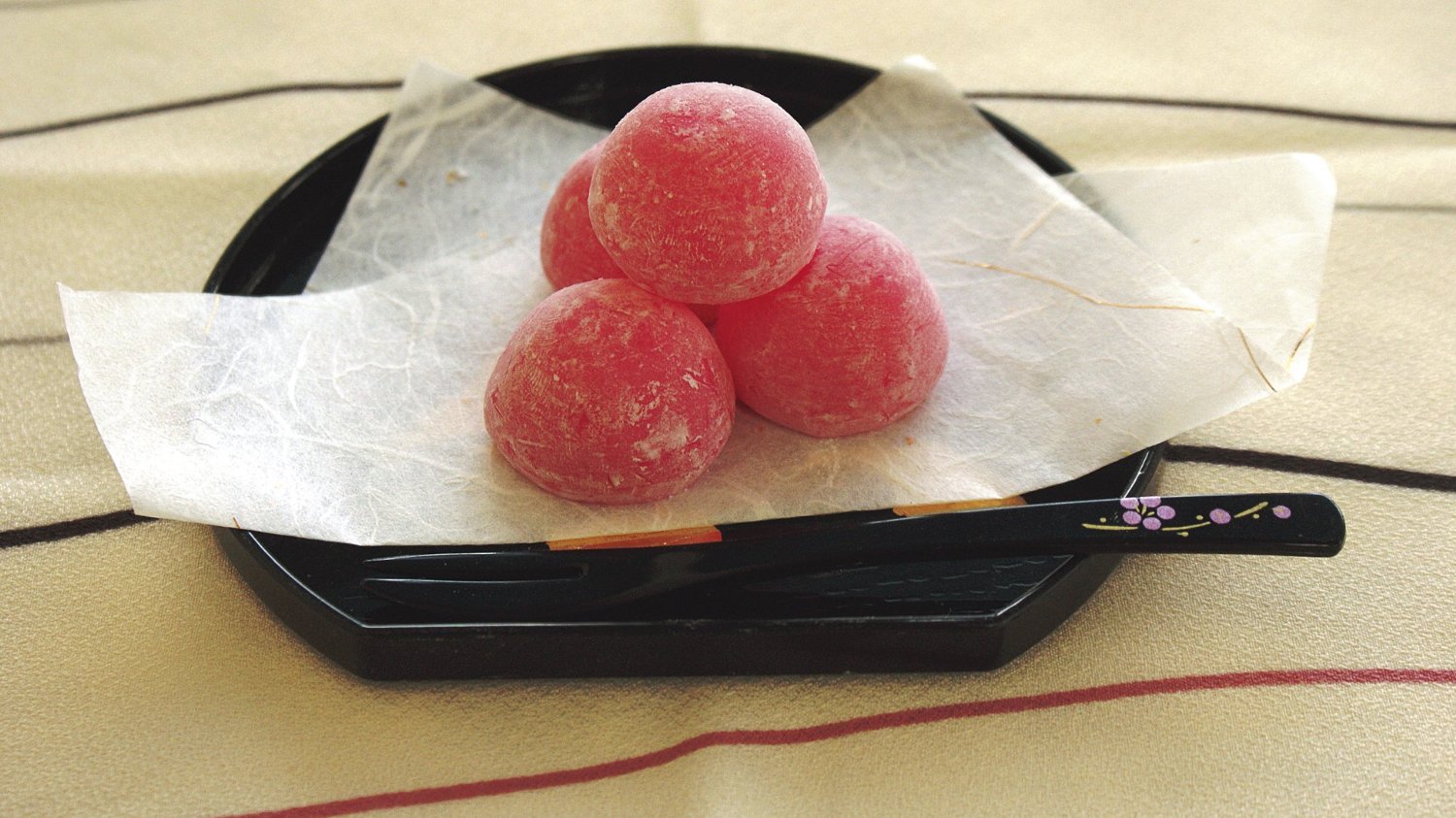 Bánh mochi nhân kem vị dâu tây ( 18 viên) CHOKO DAIFUKU - Hàng Nhật nội địa