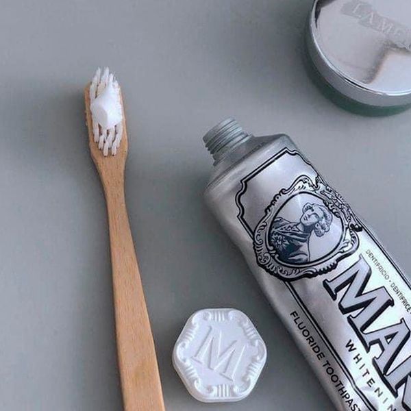 ( Ý) Kem Đánh Răng MARVIS Whitening Mint Màu Trắng 85ml ( Chứa Tinh Chất Trắng Răng)