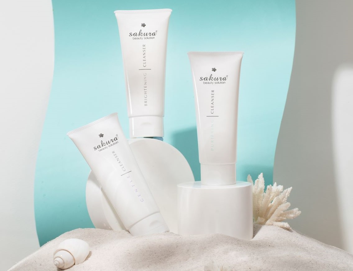 Sữa rửa mặt giúp làm sạch và sáng da Sakura Brightening Cleanser