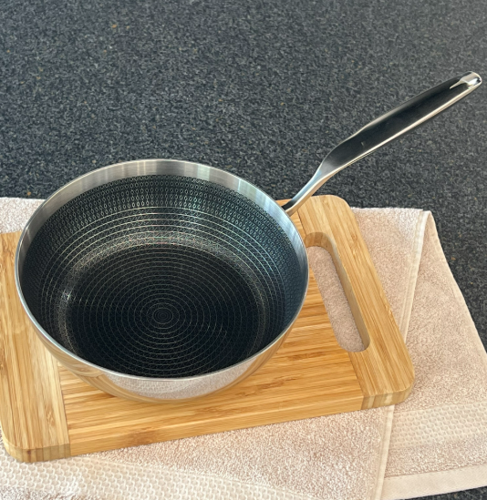 Chảo inox chống dính hoa văn nổi Tri-Ply đáy liền sâu lòng Kaiyo, size 24cm - Hàng Nhật nội địa