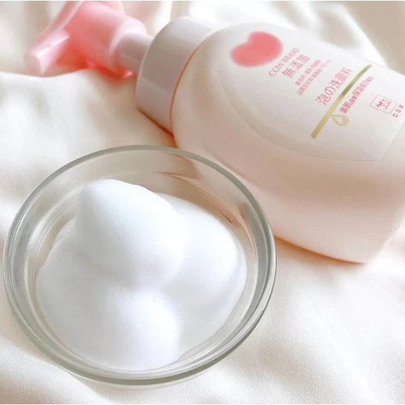 Sữa rửa mặt dạng bọt làm sạch và dưỡng ẩm cho da nhạy cảm Cow 160ml - Hàng Nhật nội địa