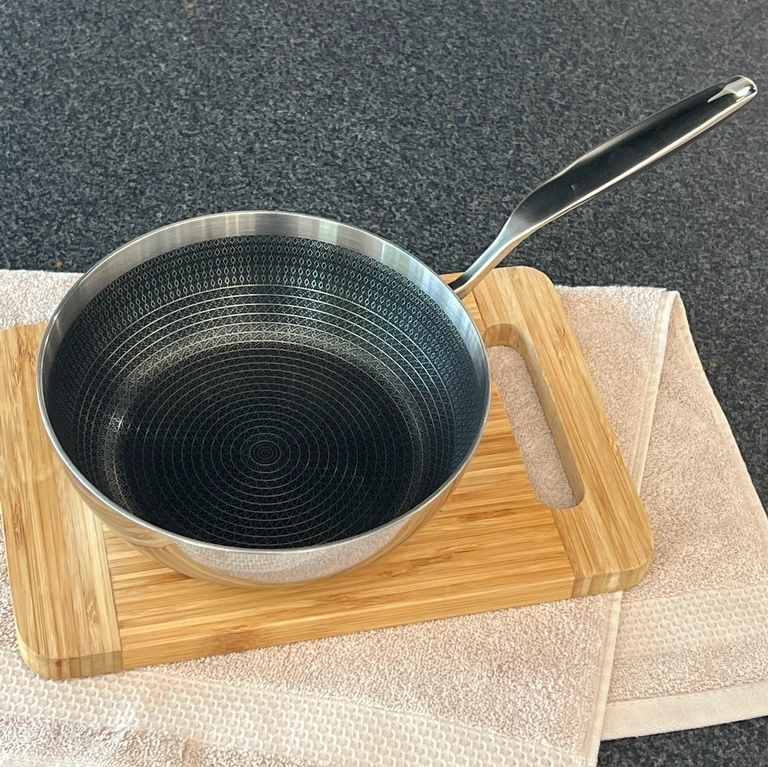 Chảo inox chống dính hoa văn nổi Tri-Ply đáy liền sâu lòng Kaiyo, size 26cm - Hàng Nhật nội địa