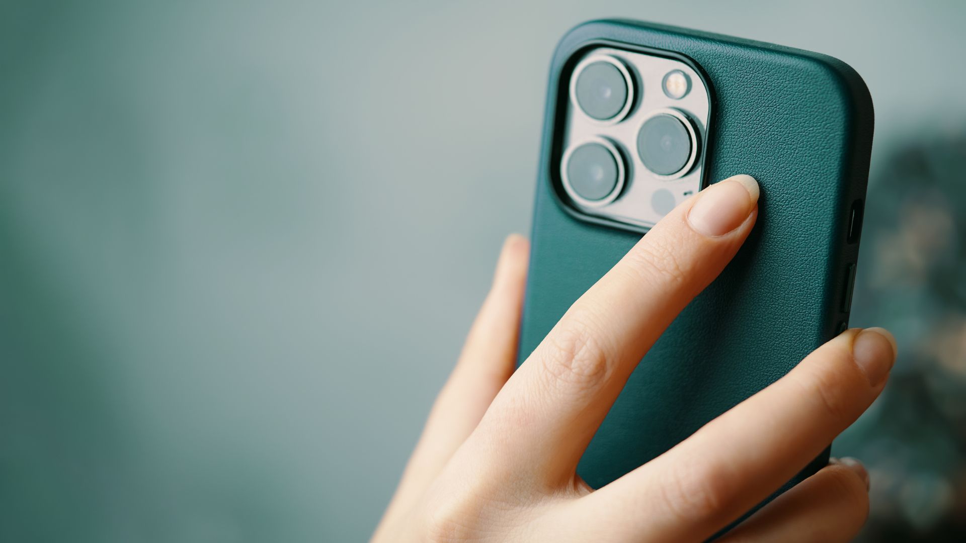 Có nên dùng ốp trong Likgus cho iPhone 15 Pro? So với ốp silicone chính hãng