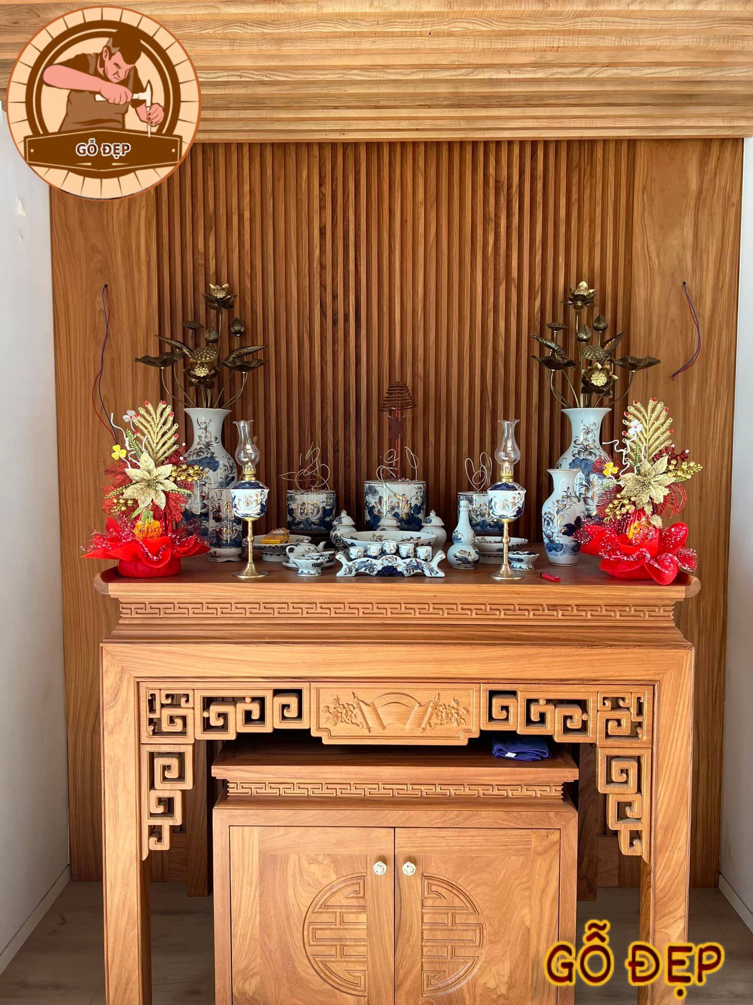 Bàn thờ gia tiên với ba bát hương phong thủy