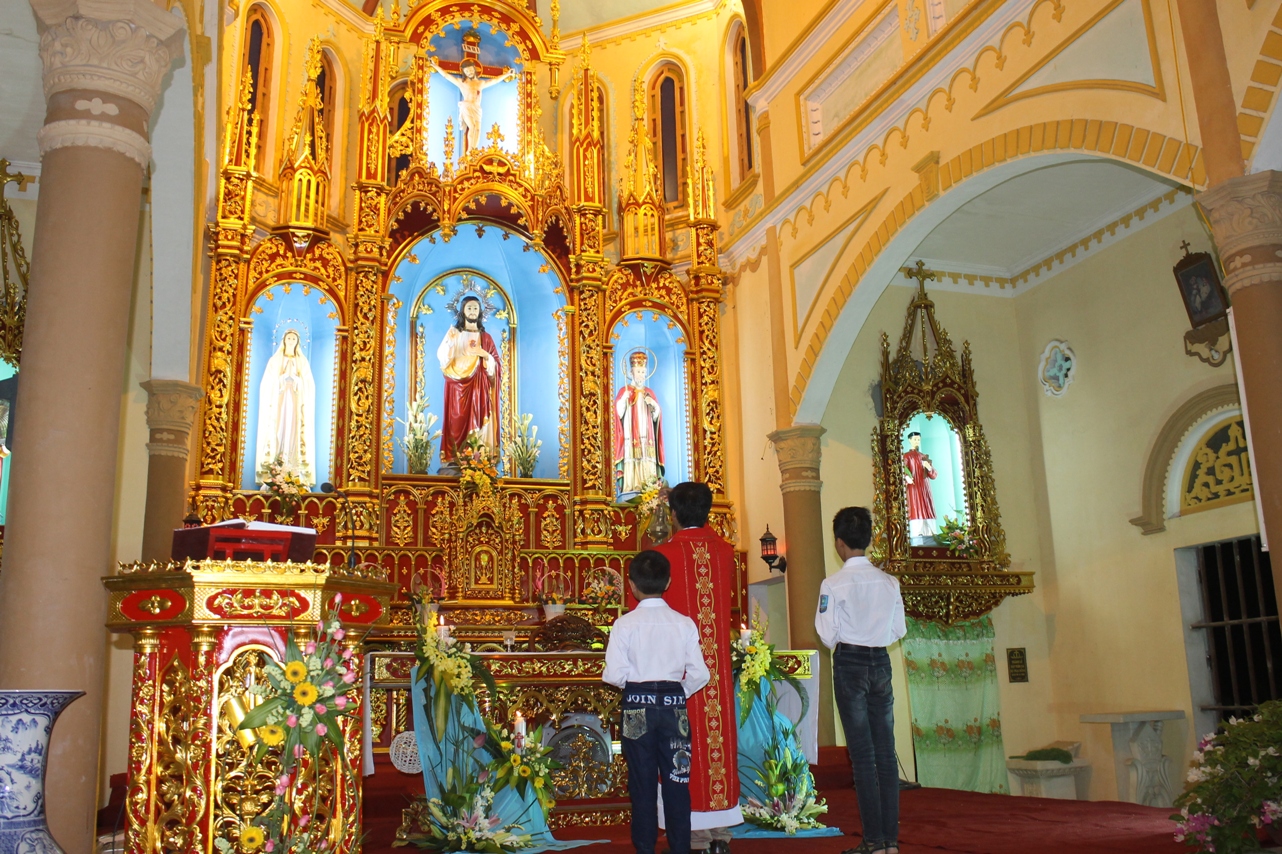 Dâng lễ bàn thờ công giáo tại Hà Nội