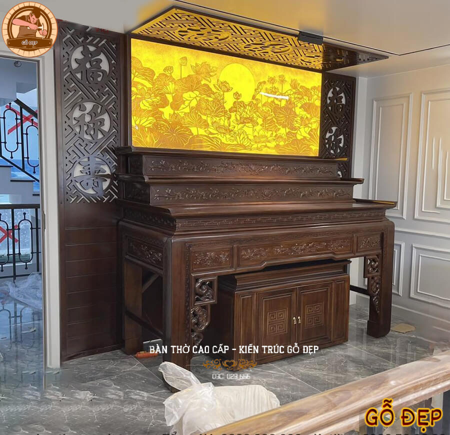 Bàn thờ gia tiên Vinh với thiết kế họa tiết hoa văn bắt mắt