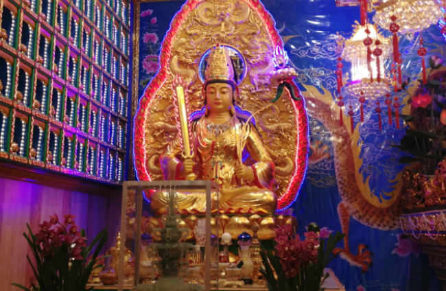The way of worshiping the Bodhisattva of the Buddha brings wealth