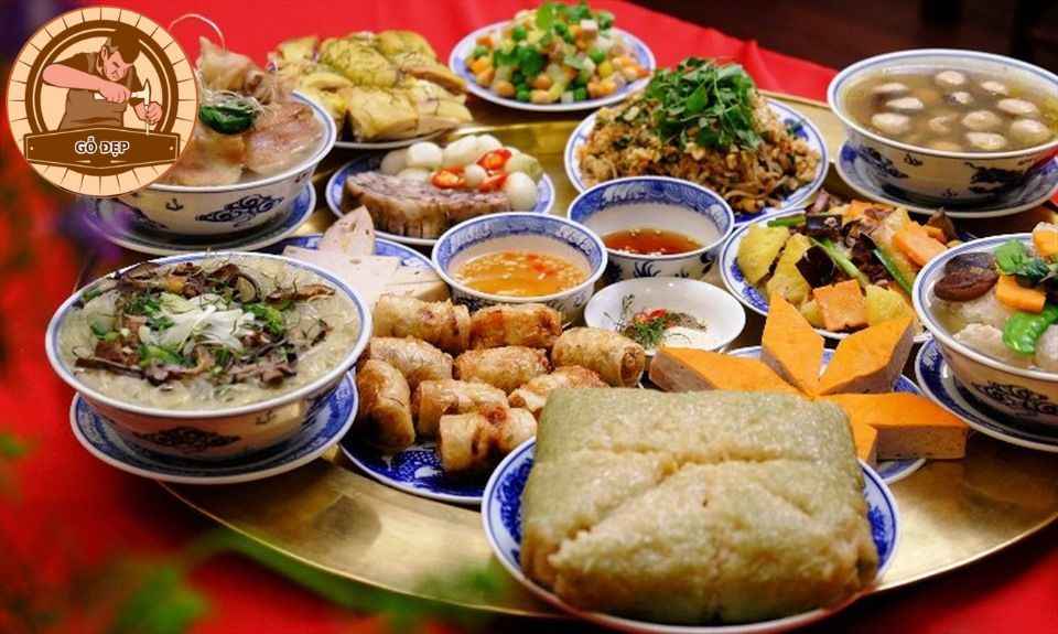 Gia chủ thực hiện bài cúng bàn thờ gia tiên 30 Tết vào bữa cơm tất niên