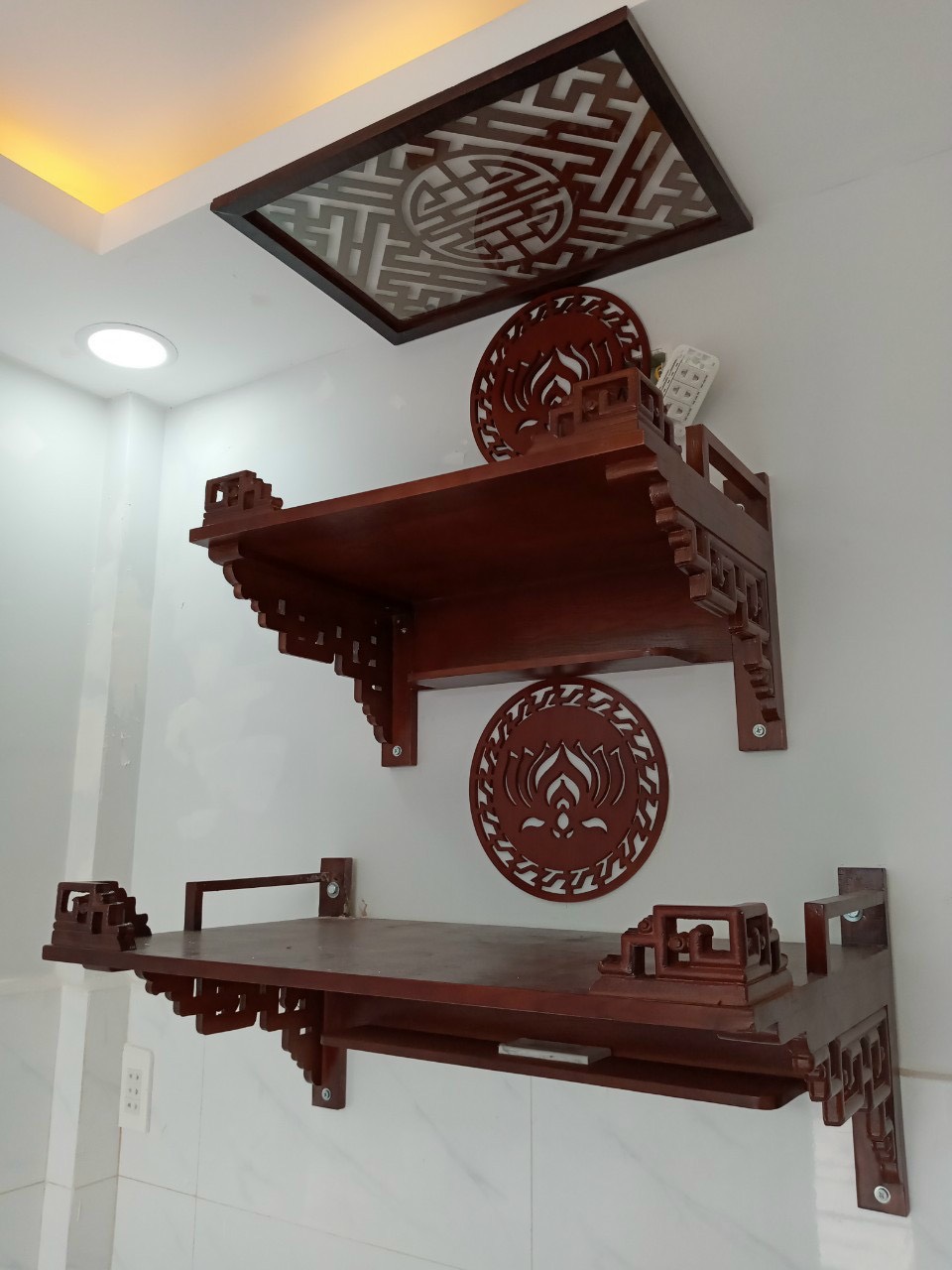 Bàn thờ treo tường Quảng Trị đơn giản, sang trọng