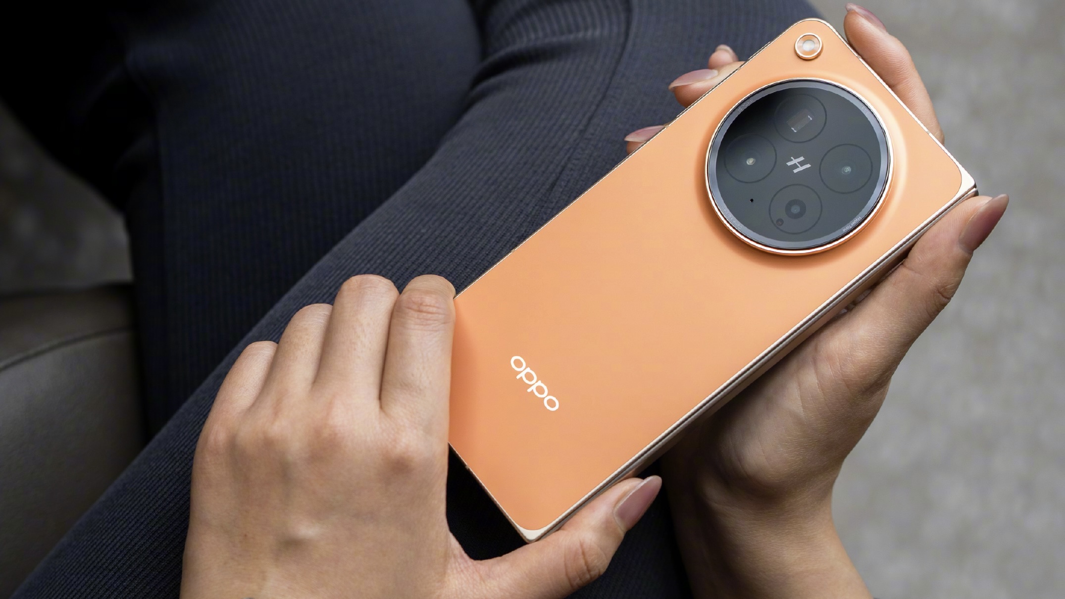 Hai phiên bản Titan và Cam Blossom giúp OPPO Find N6 toát lên phong cách tinh giản, sang trọng