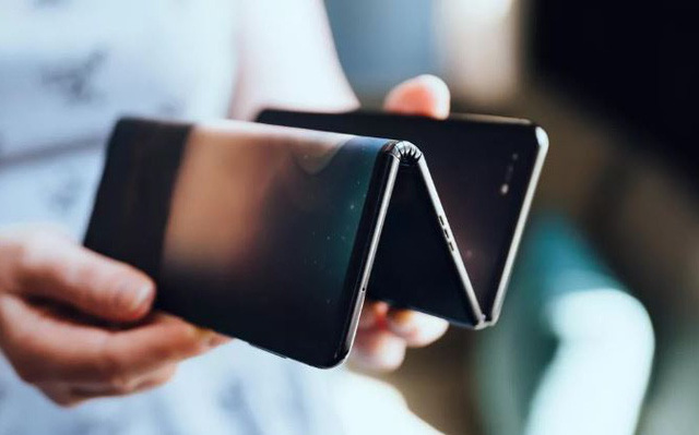 Ảnh thực tế smartphone màn hình gập làm 3 dị nhất hiện nay