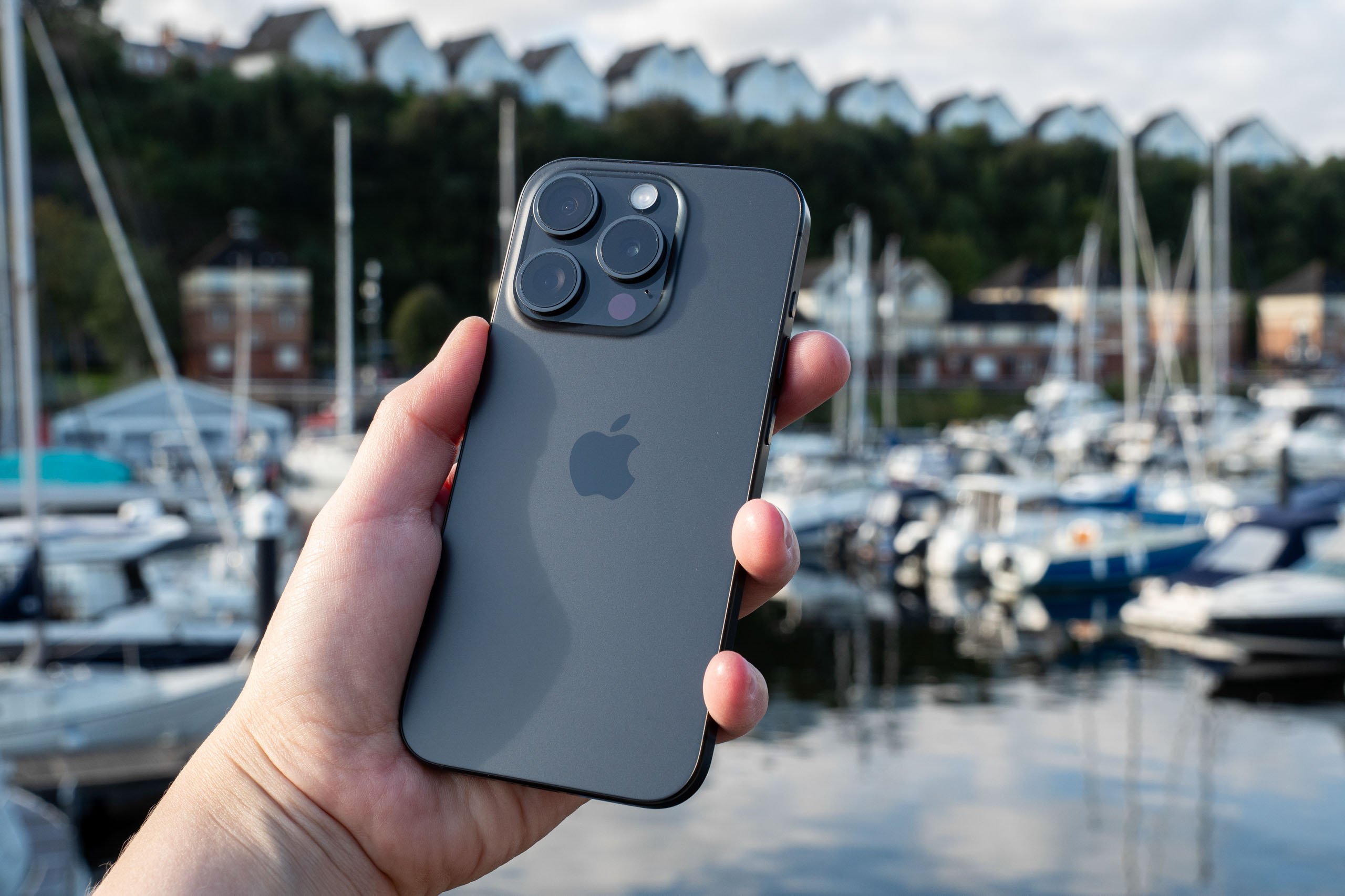 Có Nên Mua iPhone 15 Năm 2026? 