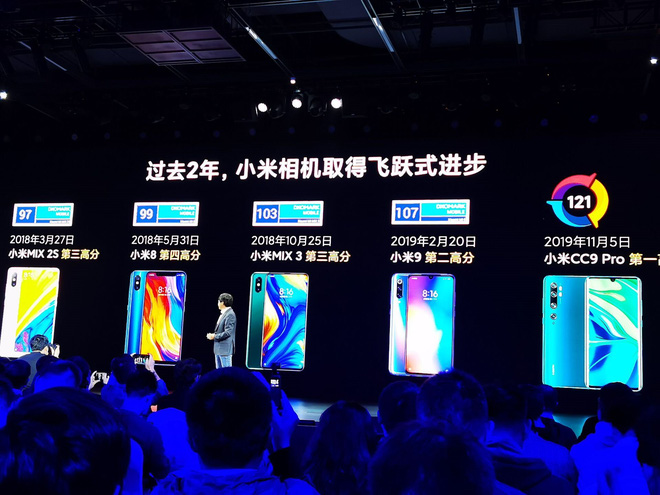 CEO Xiaomi liên tục mang Huawei ra để so sánh trong sự kiện, nhắc nhở kỹ sư hãng nếu không vượt qua được Huawei thì đừng nhận thưởng