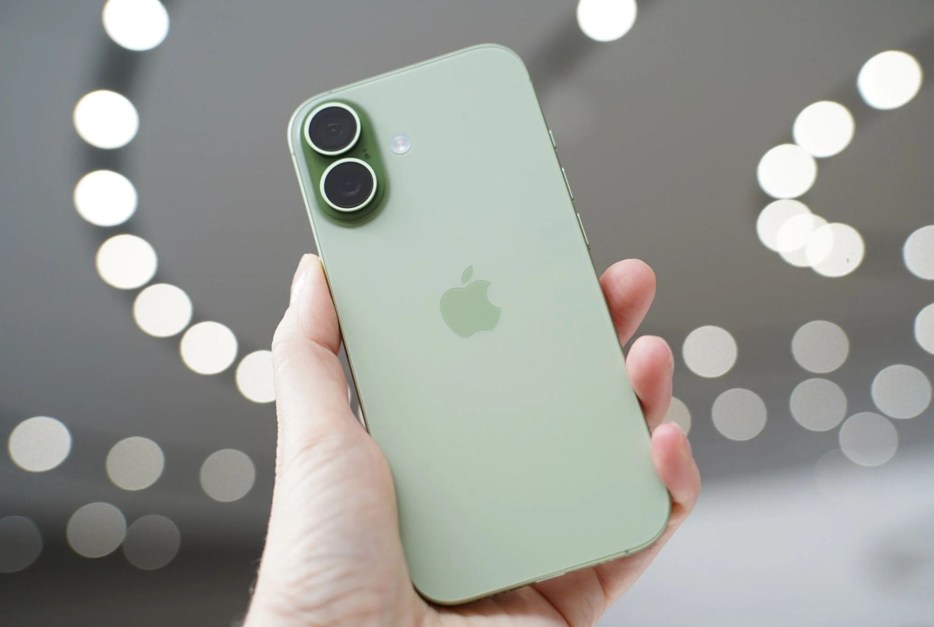 iPhone 17 bản tiêu chuẩn “cháy hàng” toàn cầu: Lựa chọn đáng mua nhất 2026