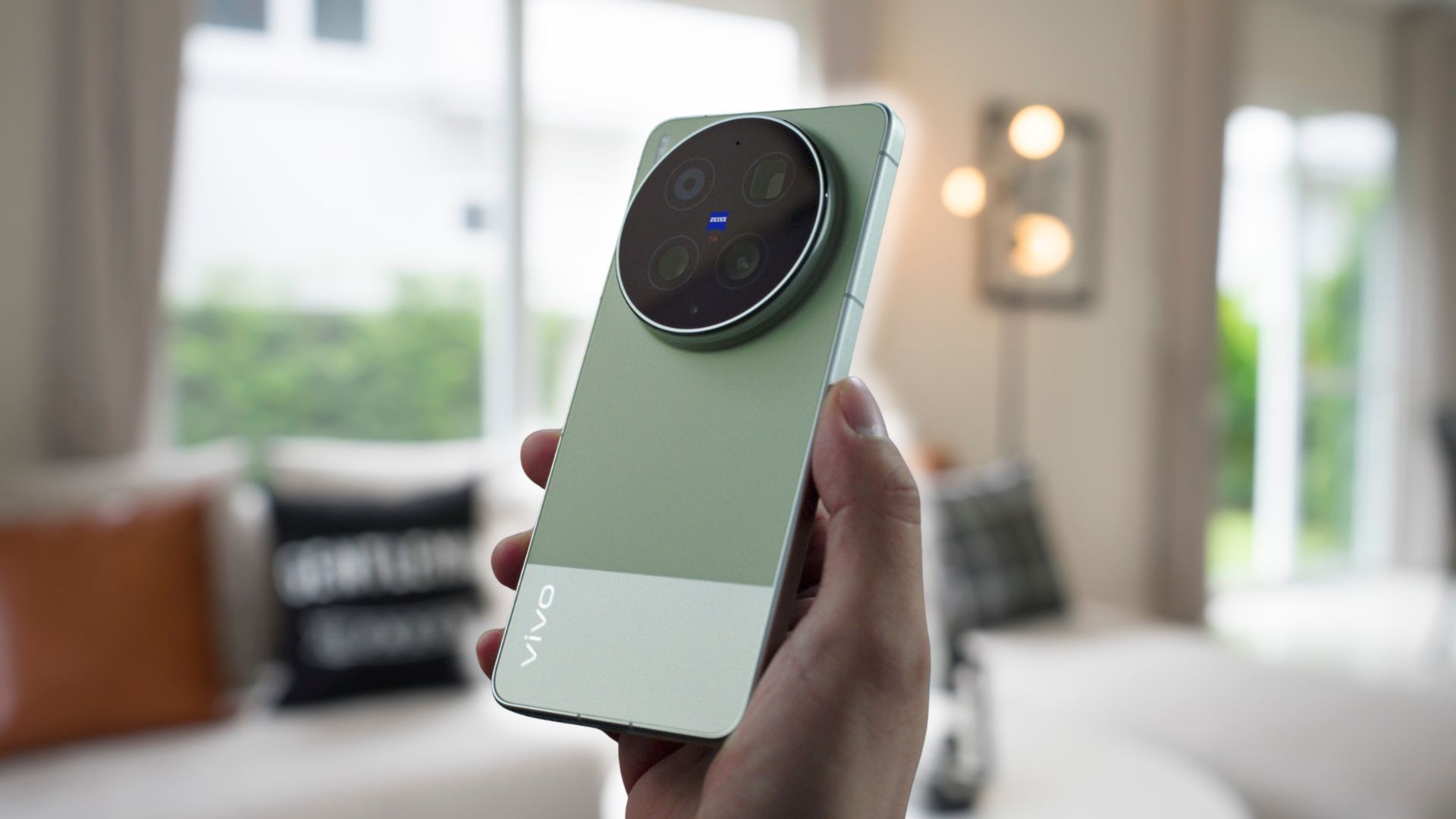 Cận cảnh vivo X300 Ultra: Camera tele 200MP, hỗ trợ ống kính rời, giá từ 26.7 triệu