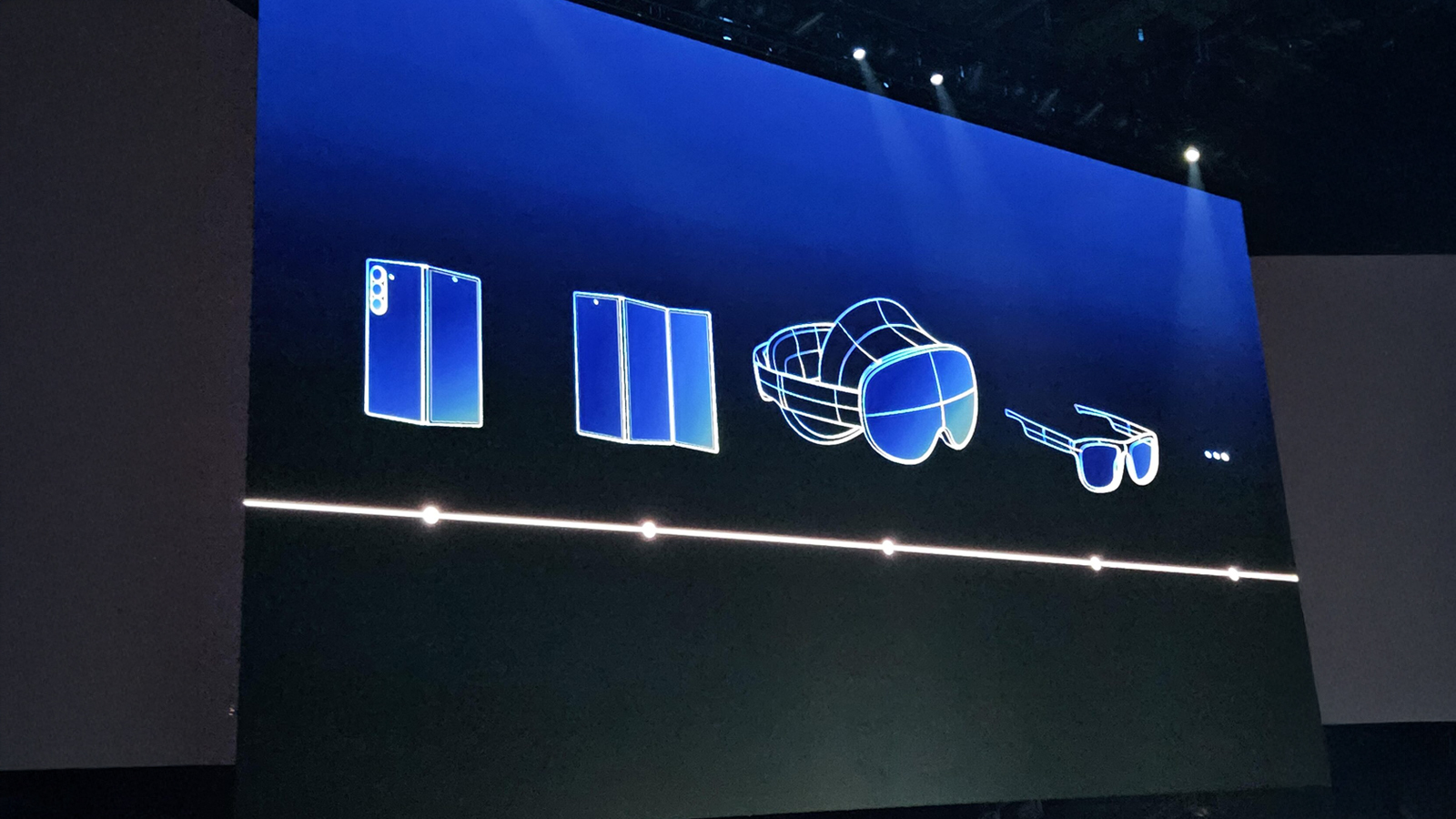 Samsung sẽ ra mắt điện thoại gập ba và kính XR vào cuối năm 2025