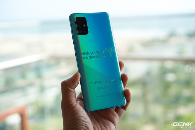 Galaxy A51 phiên bản Tự Hào Việt Nam vừa được trao cho Đội tuyển Bóng đá Nam và Nữ Việt Nam sau kỳ tích SEA GAMES 2019