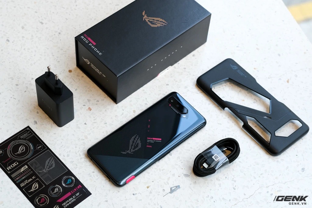 Mở hộp điện thoại Pay-to-win ROG Phone 5: Cứ Qualcomm Snapdragon 888 5G cùng 16GB RAM mà chiến!