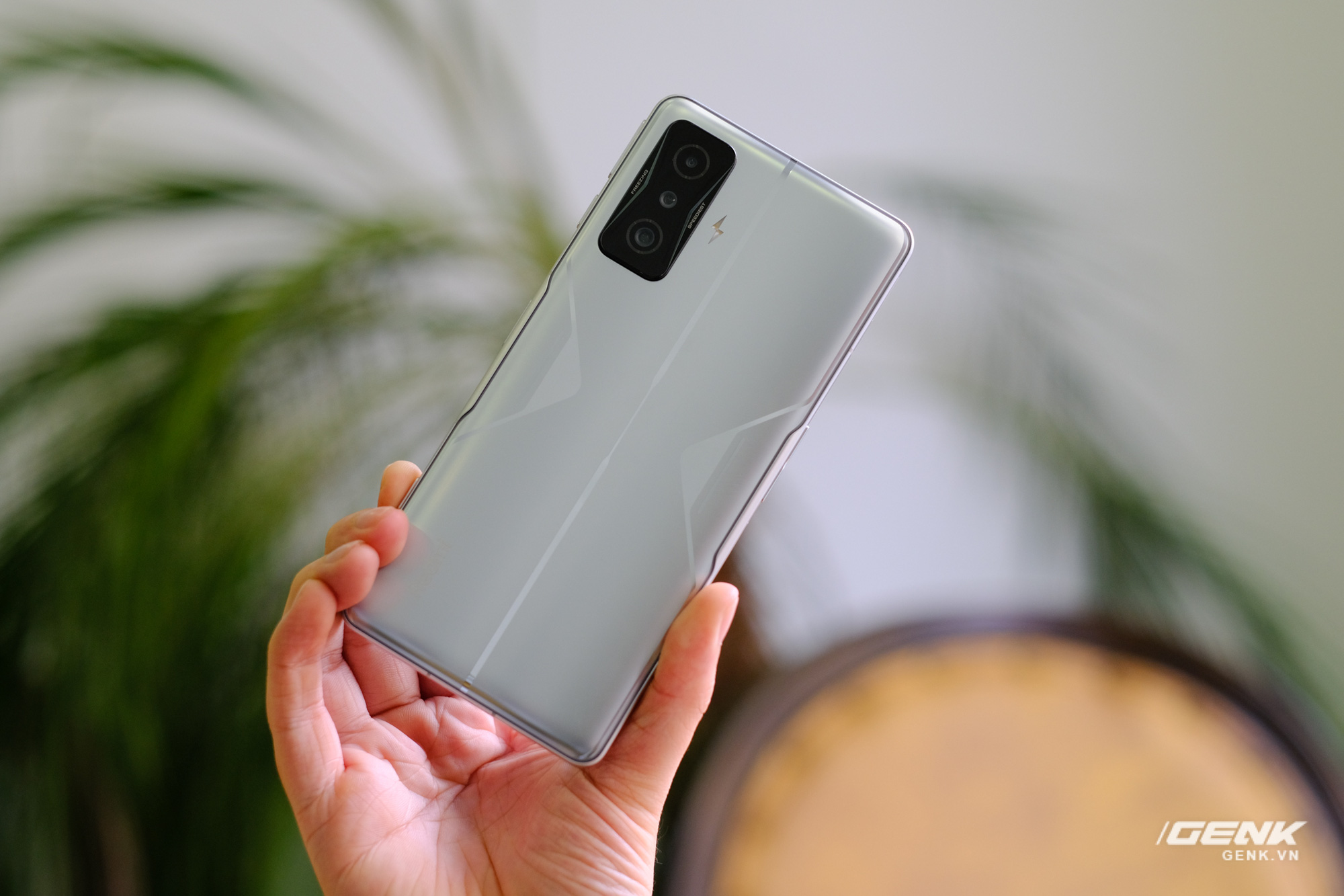 Trên tay Redmi K50 Gaming: Cấu hình Snapdragon 8 Gen 1 khủng, sạc siêu nhanh 120W, giá chỉ 13.5 triệu nhưng vẫn có một nhược điểm