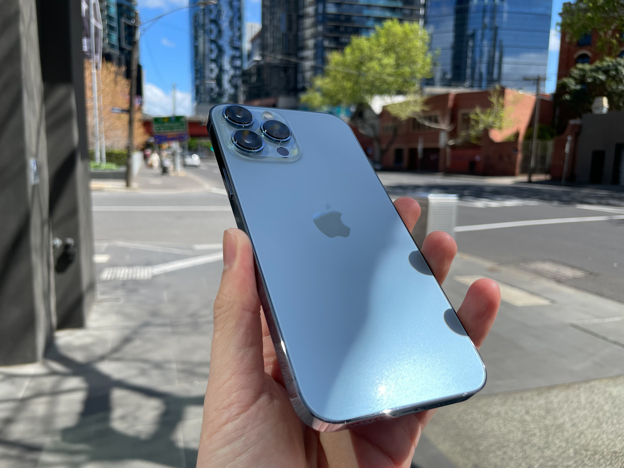 Bóc tem iPhone 13 Pro Max phiên bản màu Sierra Blue trong ngày mở bán