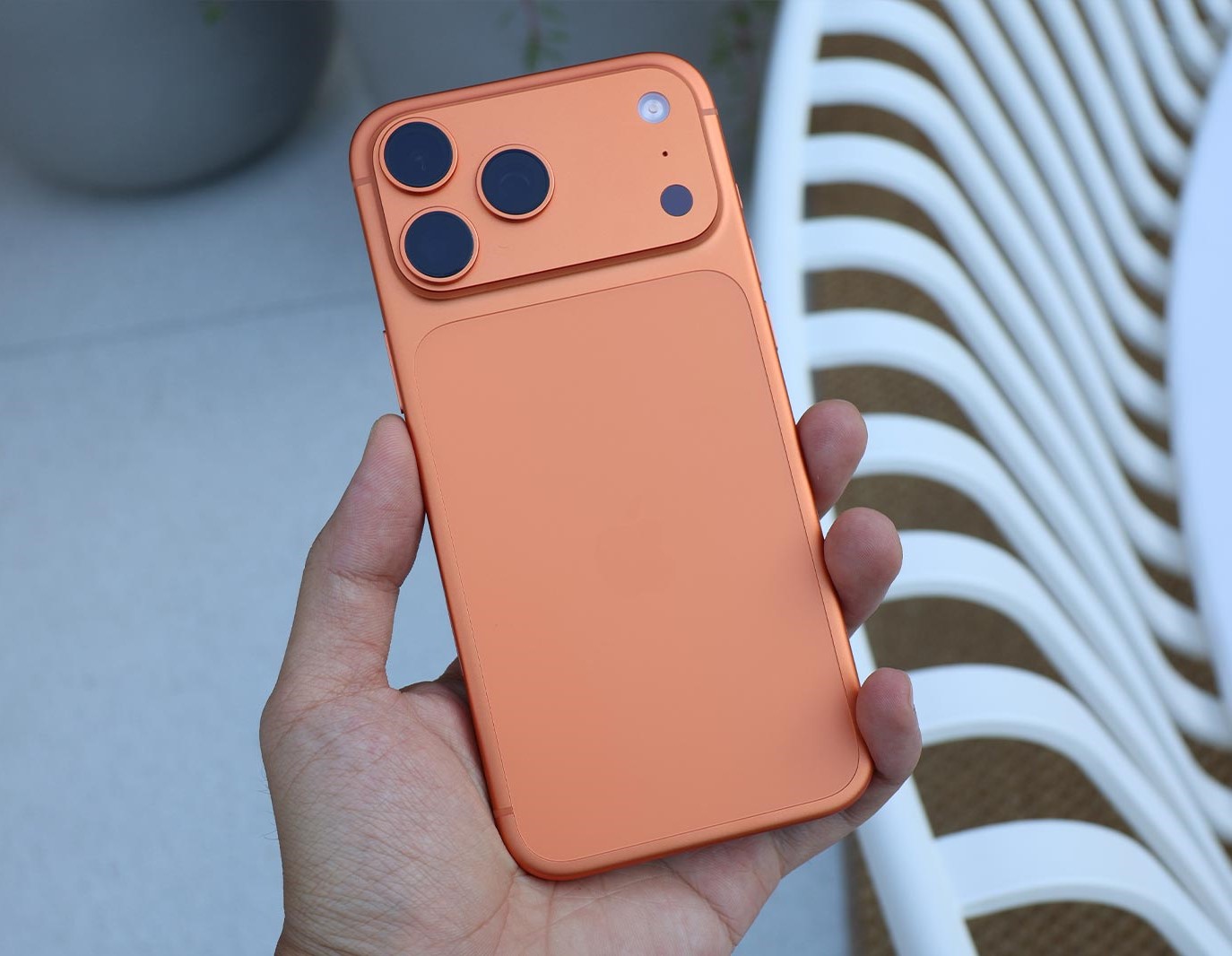 Trên tay iPhone 17 Pro Max — Sự trở lại ngoạn mục của khung nhôm & màu Cam Vũ Trụ