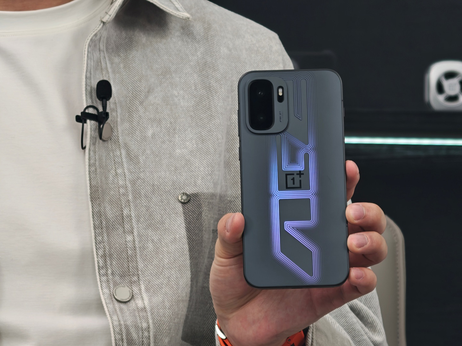 OnePlus Ace 6 Ultra lộ diện mặt lưng độc lạ, thiết kế phá cách gây ấn tượng mạnh