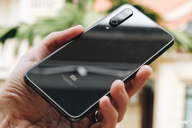 Trên tay Xiaomi Mi 9 SE: 8 triệu có Snapdragon 712, 3 camera, cảm biến vân tay dưới màn hình