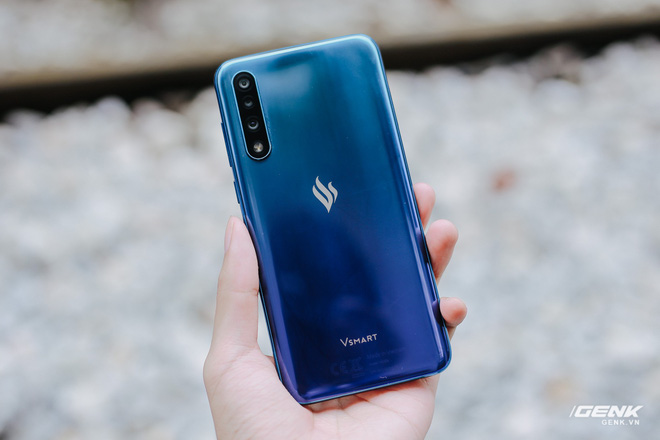 Giá còn hơn 3 triệu, smartphone Việt Vsmart Live còn