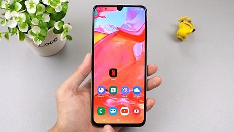 Samsung trình làng Galaxy A70 màn hình siêu lớn, giá 9,3 triệu đồng