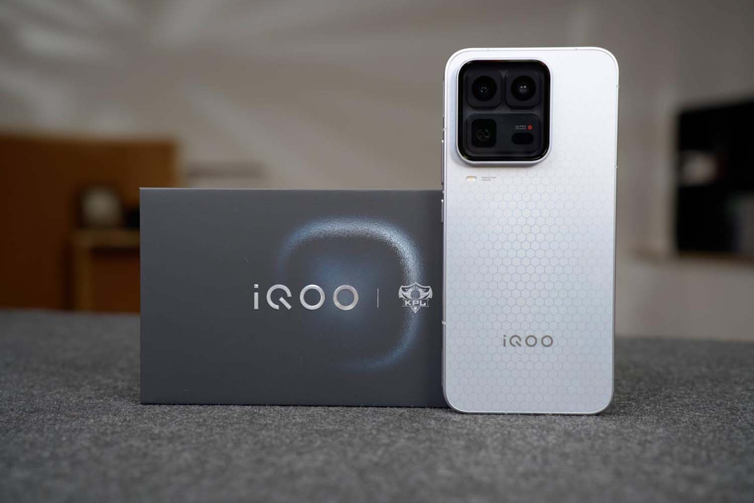 Trên tay iQOO 15 Ultra: Cỗ máy chiến game thực thụ với chip Snapdragon 8 Elite Gen 5