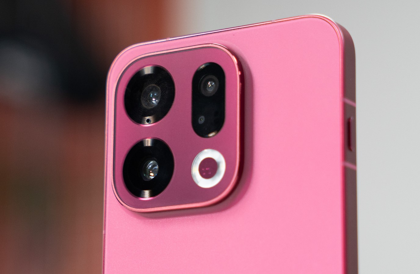 OPPO Find X9 – Phiên bản “Velvet Red” With Pin 7.025 mAh, Chip Dimensity 9500 Nhưng Vẫn Rất Nhẹ