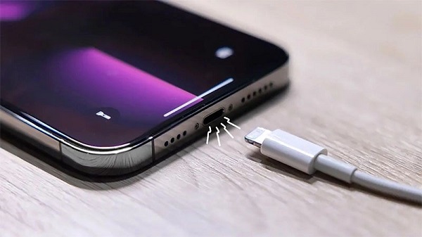 Hướng dẫn cách vệ sinh chân sạc iPhone hiệu quả
