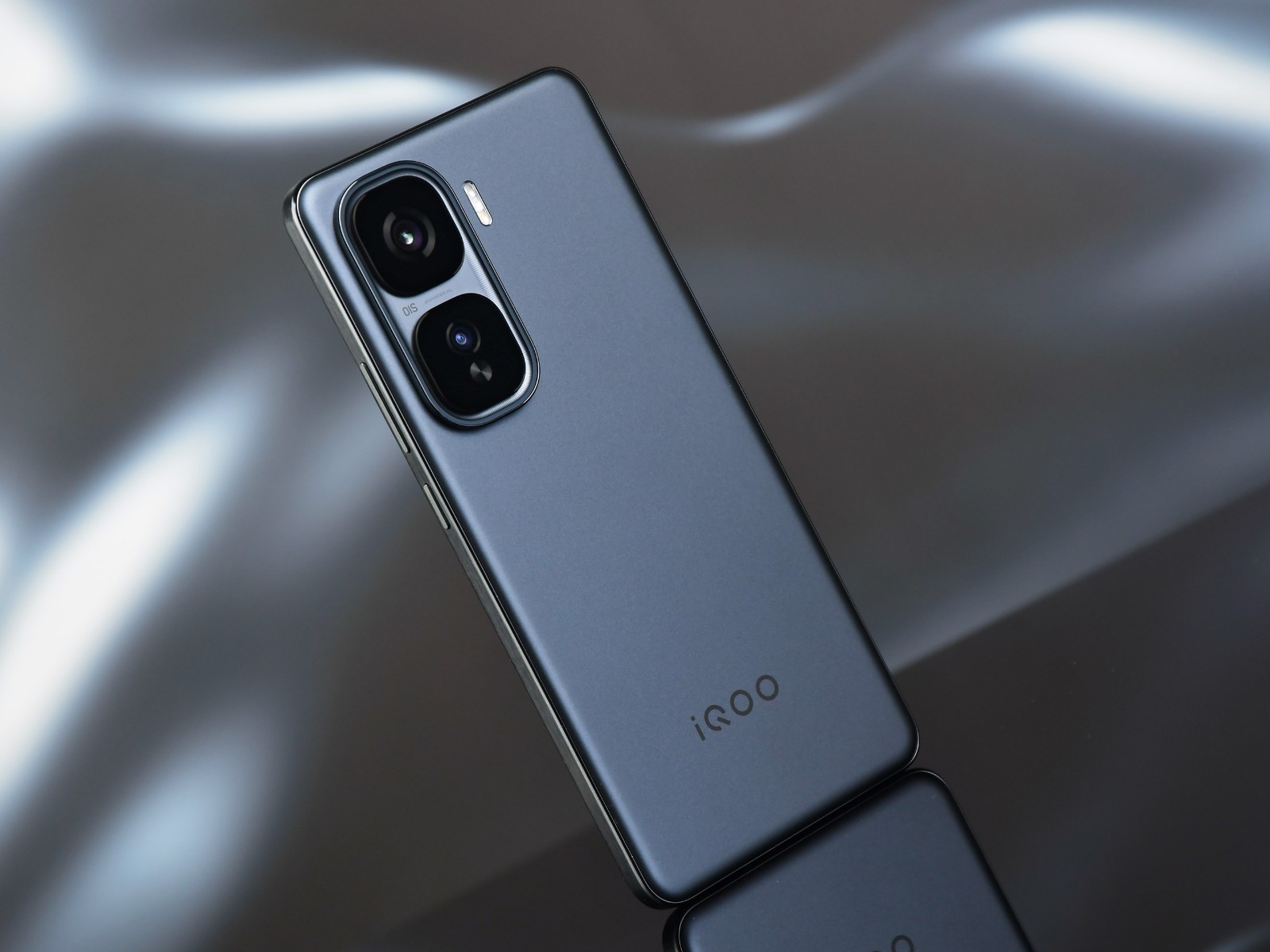 iQOO Neo 10: Hiệu năng mạnh mẽ, thiết kế ấn tượng